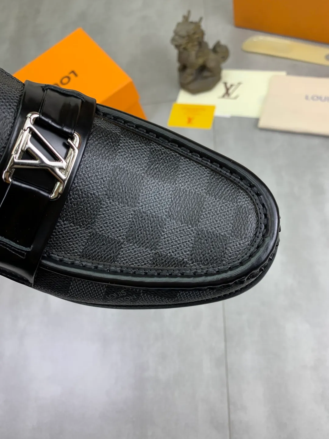 Men's men's shoes 💰P520 New style 💶[LOUIS VUITTON] Water-dyed Niuli Original order New style 🍀LV Louis Vuitton *——Top version of LV classic leather shoes! Made of imported original calfskin, original leather side strips and wear-resistant high-end rubber outsole! High quality products! Color: Black optional Size: 39-44 (45 customized)